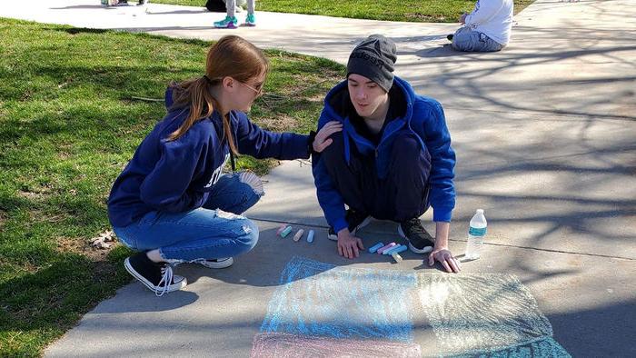 卡森 and Sydney at a sidewalk chalk event through <a href='http://jchqcp.minisb.com'>十大网投平台信誉排行榜</a>阿尔图纳分校’s student organization We Are Friends.